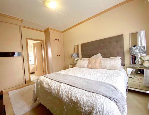 Postel nebo postele na pokoji v ubytování Siena Sun Luxury Suites