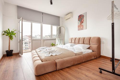 a bedroom with a large bed and a large window at Origine rentals z3 3BR/2BA Lalely/Aksaray in Istanbul