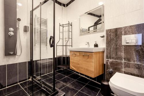 a bathroom with a shower and a sink and a toilet at Origine rentals z3 3BR/2BA Lalely/Aksaray in Istanbul