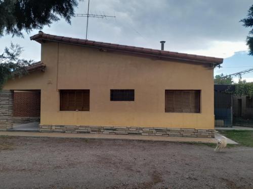 Una casa con cuatro ventanas en el costado. en Sol del Atuel en San Rafael