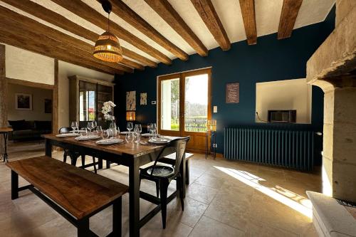 ein Esszimmer mit einem Tisch und Weingläsern darauf in der Unterkunft Independent farmhouse in the park of the Château du Gué du Roi 