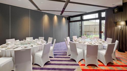 a conference room with white tables and white chairs at Hotel Indigo Alishan by IHG in Fanlu
