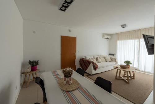 sala de estar con mesa y sofá en Apartamento Amalfi en Belén de Escobar