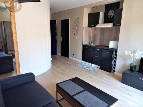 un salon avec un canapé et une table dans l'établissement Joli studio en centre ville, à Sète