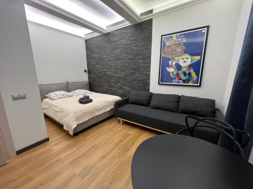 un soggiorno con divano e letto di Newly Renovated Suite in the Center of Cannes a Cannes