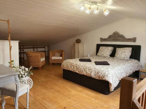 Postel nebo postele na pokoji v ubytování Maison avec Jacuzzi privatif et terrasse N’1