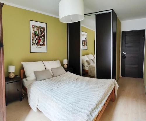 a bedroom with a large bed in a room at Apartament dla 1-4 osób w Golden House in Wrocław