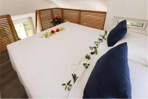 מיטה או מיטות בחדר ב-Vaiahi Tiny Home N1377 DTO-MT