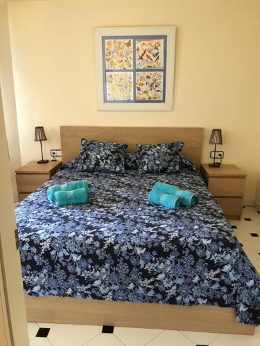 1 dormitorio con 1 cama con 2 almohadas en Precioso apartamento en S'Agaró con fantásticas vistas al mar, en Sant Feliu de Guíxols