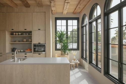 una cucina con ampie finestre e isola cucina di Drift Santa Barbara a Santa Barbara