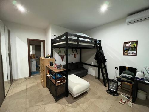 Camera con letto a castello, divano e scrivania. di La pequenita a Torvaianica