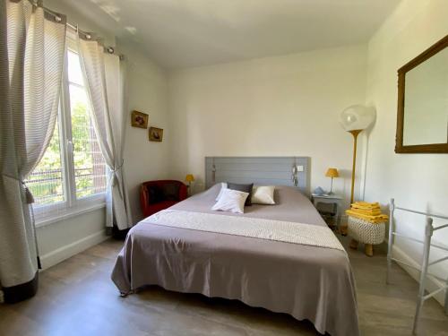um quarto com uma cama e uma grande janela em GRAND F3 2 Ch CALME CONFORT PARKING RIVE GAUCHE CREPS HIPPODROME GOLF em Bellerive-sur-Allier