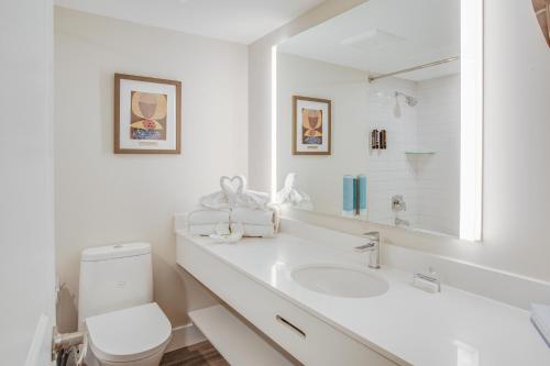 een witte badkamer met een wastafel en een toilet bij Living Stone Golf Resort in Collingwood