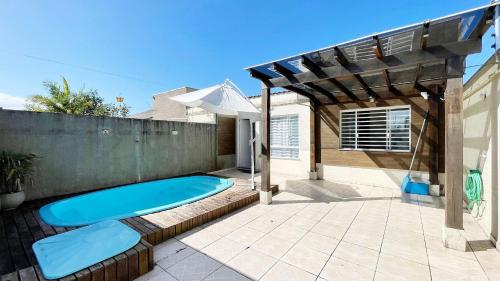 Linda casa com piscina para locação