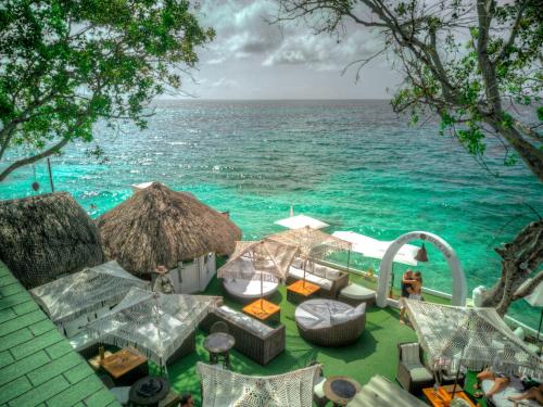 vista sull'oceano con sedie e ombrelloni di Bora Bora Beach Club & Hotel a Isla Grande