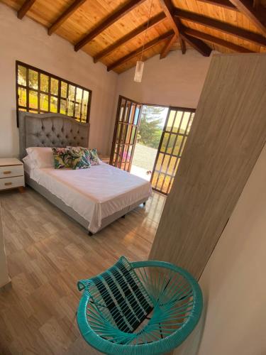 - une chambre avec un lit et une chaise dans l'établissement FINCA VILLA CRISTINA, à La Fuente
