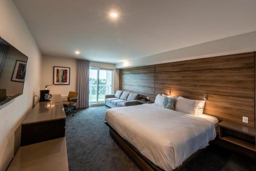 um quarto de hotel com uma cama e um sofá em Living Stone Golf Resort em Collingwood