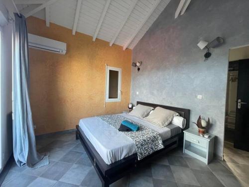 - une chambre avec un grand lit dans l'établissement Horizon bleu Caraibes, à Le Moule