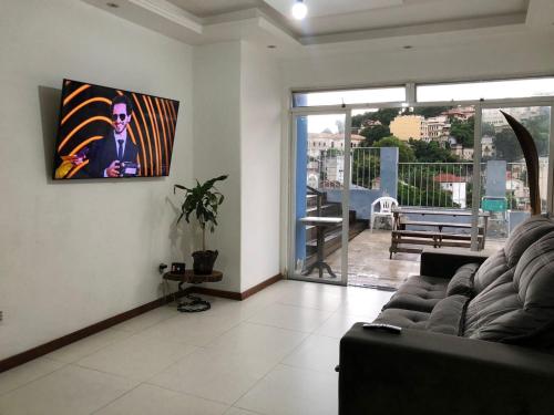 sala de estar con sofá y ventana grande en Cobertura com Piscina na Lapa, en Río de Janeiro
