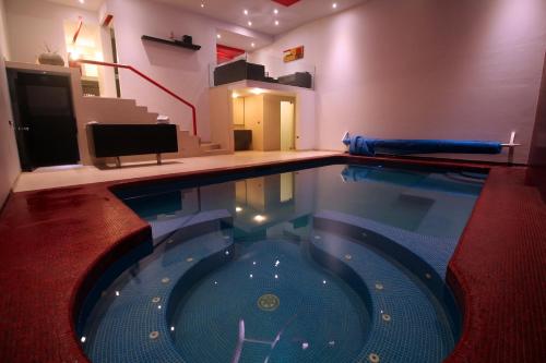 a swimming pool with a tub in the middle of a room at Motel Via in Tijuana