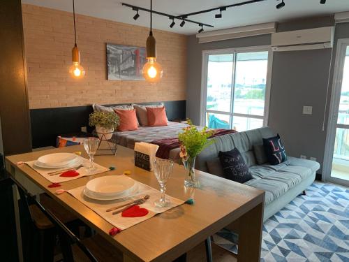 聖保羅的住宿－Modernidade e conforto para sua hospedagem !!!，客厅配有桌子和沙发