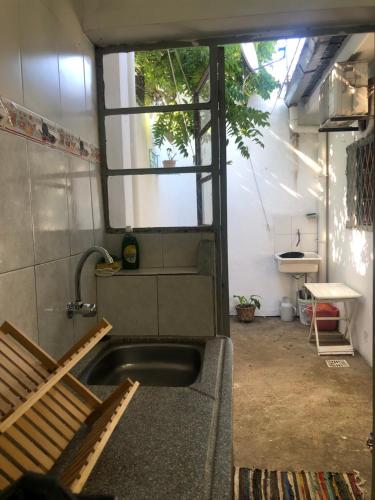 uma cozinha com um lavatório no meio de um quarto em Las Abuelas em Salto