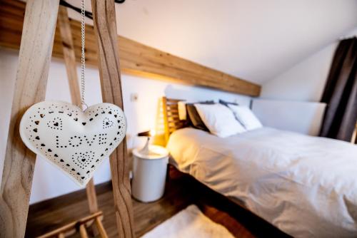 a bedroom with a heart hanging on a swing at Paulette à bicyclette in Méry