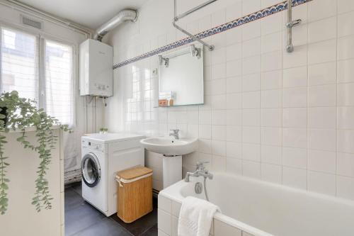 W łazience znajduje się pralka i umywalka. w obiekcie Ideal 1 Bd Flat with Balcony - Paris 05 w Paryżu