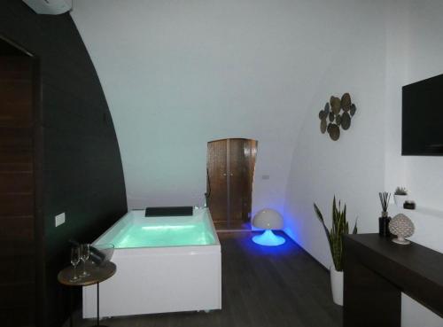 ein Bad mit einer Badewanne in einem Zimmer in der Unterkunft NICOLAUS SUITE Wellness Experience in Bari Palese