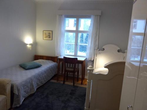 1 dormitorio con cama, ventana y escritorio en Kodu majutus, en Tallin