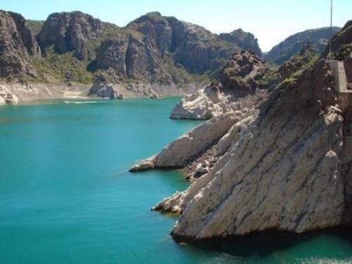 a large body of water with mountains in the background at La casa de Beatriz Paz, confort y tranquilidad in San Rafael