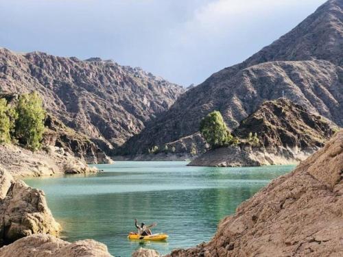 dos personas en un kayak en un río con montañas en La casa de Beatriz Paz, confort y tranquilidad en San Rafael