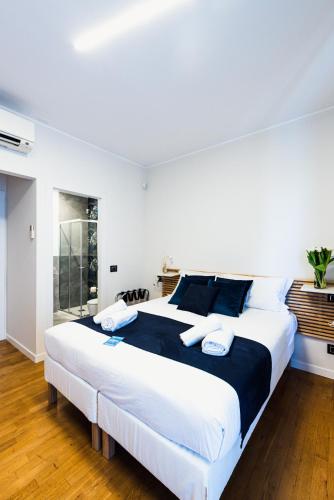 a large white bedroom with a large bed at Gegix's Rooms Milano in Milan