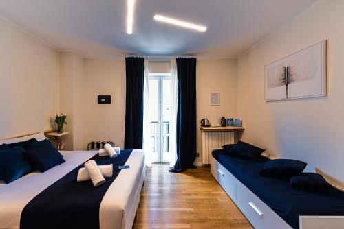 1 dormitorio con 2 camas y ventana en Gegix's Rooms Milano, en Milán