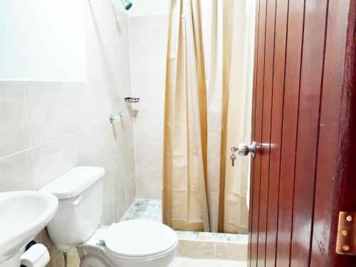 a bathroom with a toilet and a shower at Hospedaje Via 7 in Guatemala
