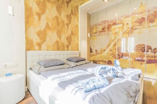 ブダペストにあるChain Bridge Studio Apartmentのベッドルーム(白いシーツを使用した大型ベッド1台付)