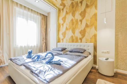 ブダペストにあるChain Bridge Studio Apartmentのベッドルーム1室(青いタオル付きのベッド1台付)