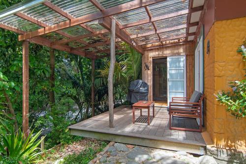 Κήπος έξω από το Chalet Karaka