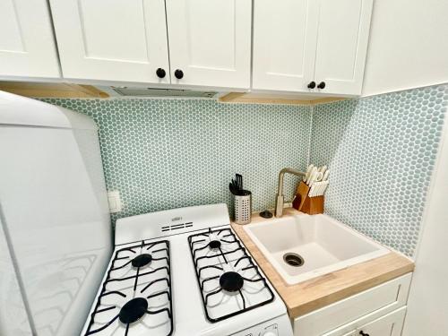 a kitchen with a stove and a sink at Bonnie Brae LA Apartment near DTLA, Glendale in Los Angeles