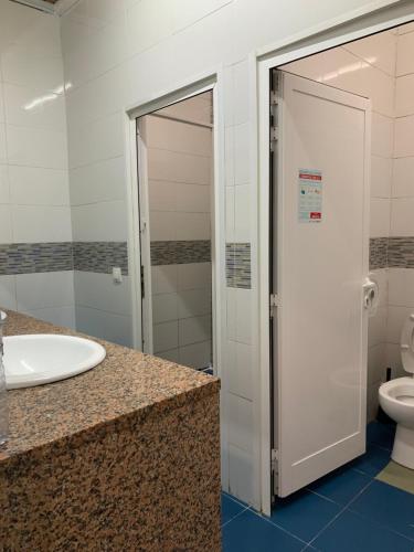 La salle de bains est pourvue de toilettes et d'un lavabo. dans l'établissement Place Santa Apolónia, à Lisbonne