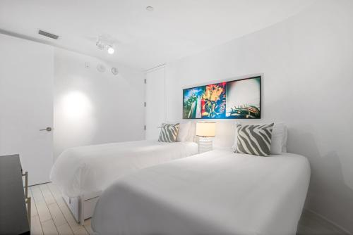 En eller flere senger på et rom på Ocean View Residence at W South Beach -1114