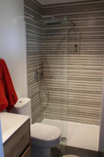 een badkamer met een toilet en een glazen douche bij New apartment with sea view of Andrew and Natallia in Campoamor