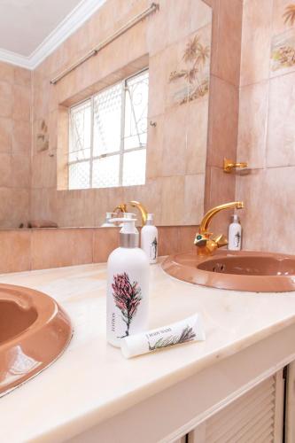 Ένα μπάνιο στο Chic Guest House & Solar system free from load shedding