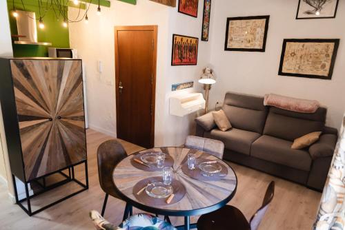 sala de estar con mesa y sofá en El Refugio de la cerveza - La Morada de la Cerveza, en Villena
