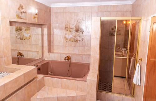Ένα μπάνιο στο Chic Guest House & Solar system free from load shedding