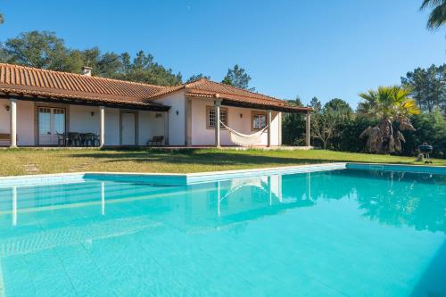 - une piscine en face d'une maison dans l'établissement Fantástica Casa de Campo com Piscina perto de Lisboa, à Santarém