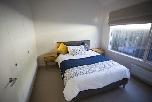 Habitación pequeña con cama y ventana en GALWAY COTTAGE, en Queenscliff
