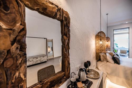 Postel nebo postele na pokoji v ubytování Delfini Beach Hotel & Suites