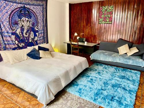 Кровать или кровати в номере Free Spirit Hostel Guadalajara