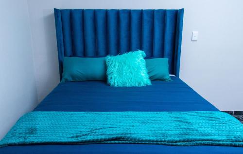 Ένα ή περισσότερα κρεβάτια σε δωμάτιο στο Chic Guest House & Solar system free from load shedding